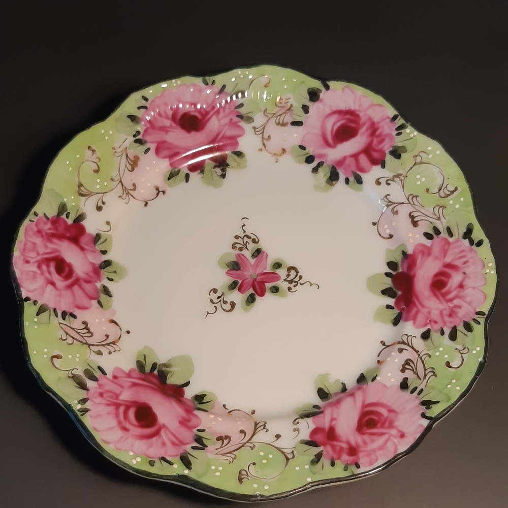 Vintage floral gold design plate| 8.5/10